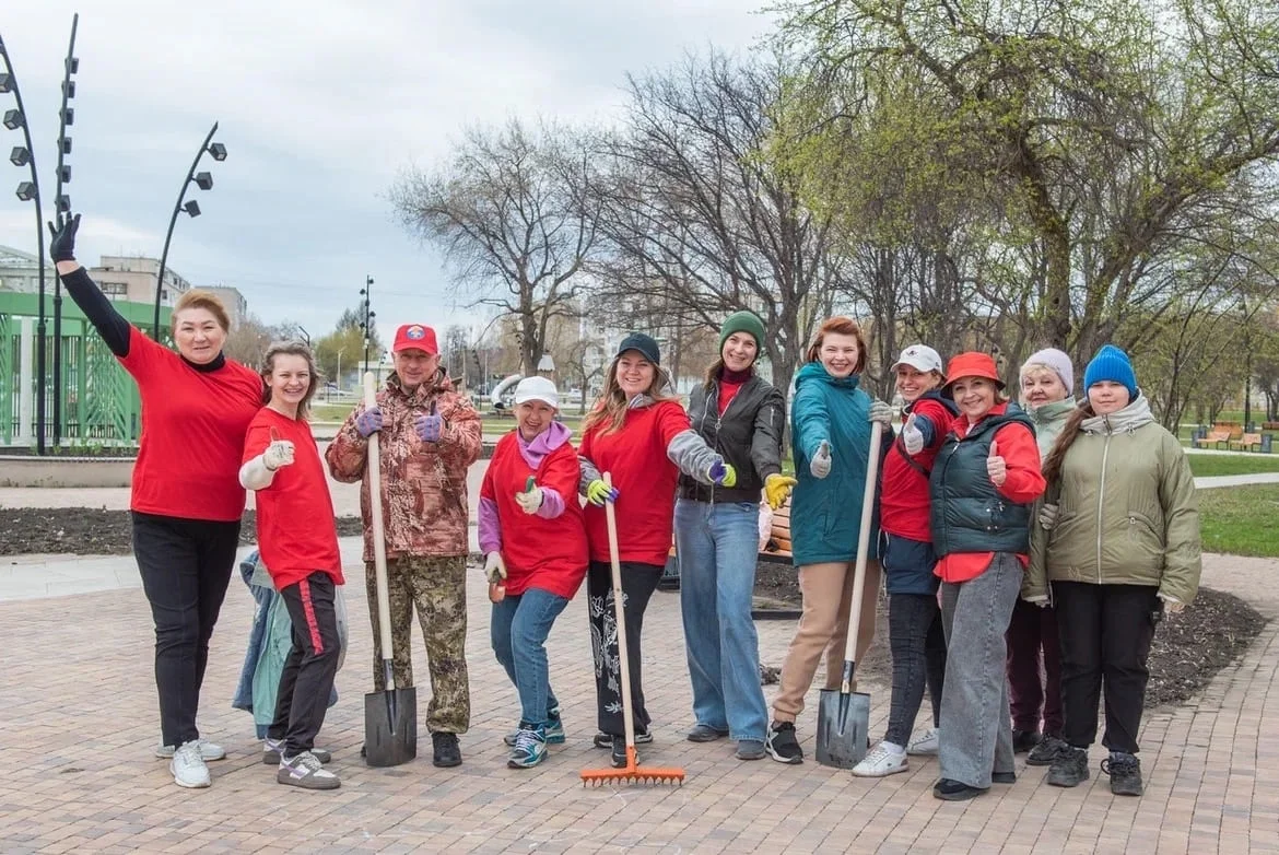В Байновском саду в Каменске-Уральском прошёл субботник и подготовка клумб