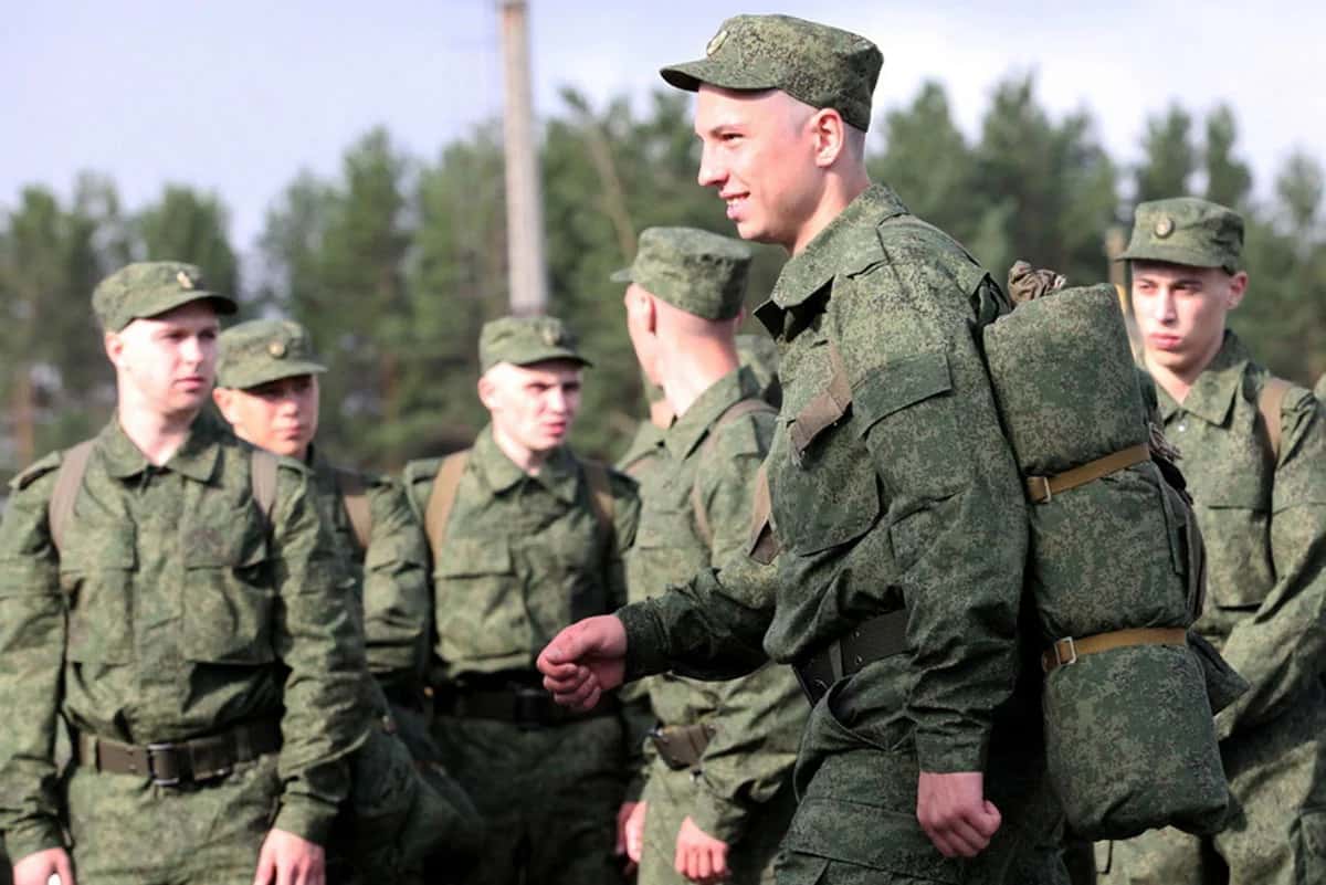 Почему бывшие студенты получают повестки