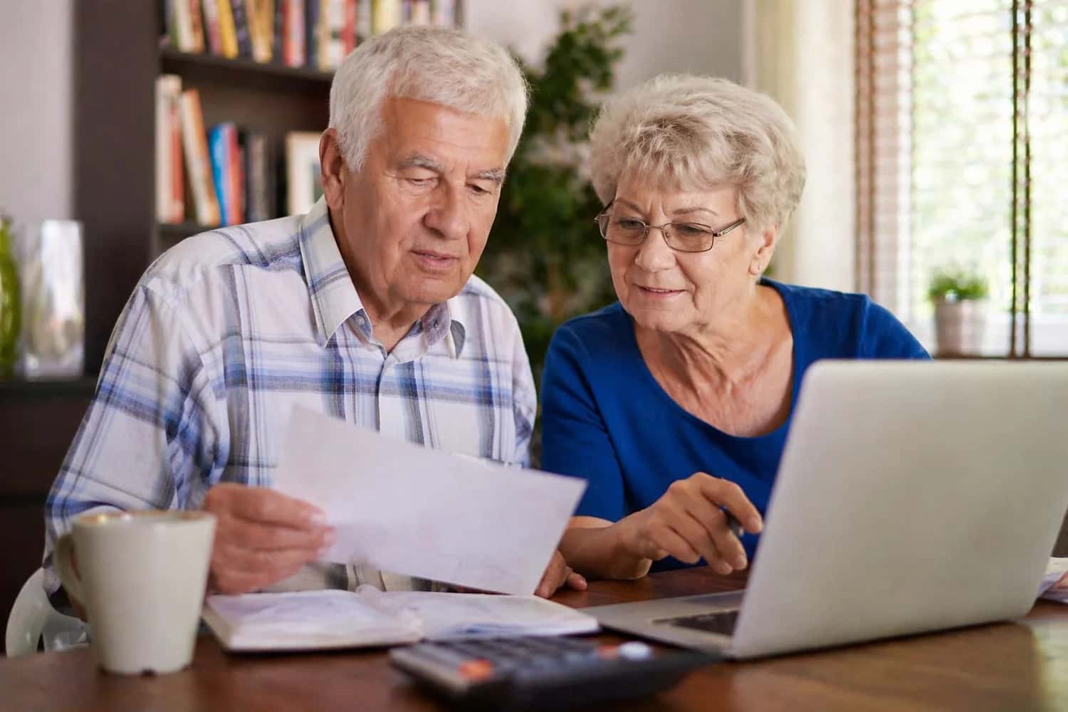 Льготы пенсионерам после 70 лет в 2026 году: что положено и как оформить