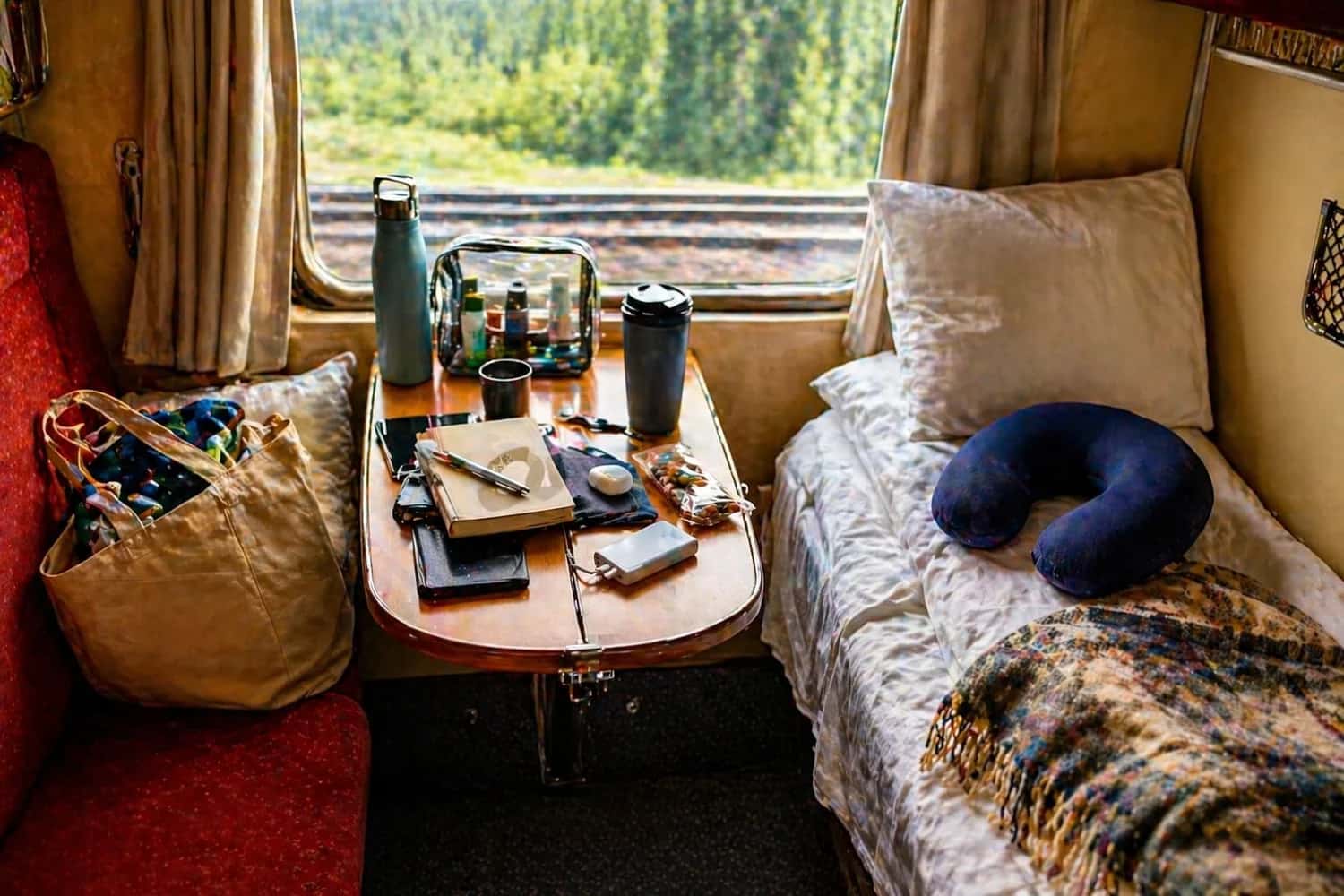 Что взять с собой в поезд? Полный список важных вещей, чтобы не превратить путешествие в выживание