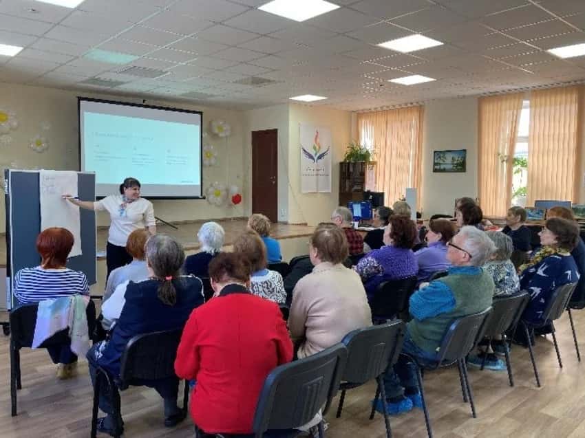 Психолог рассказала каменцам старше 55 лет, как одежда влияет на уверенность