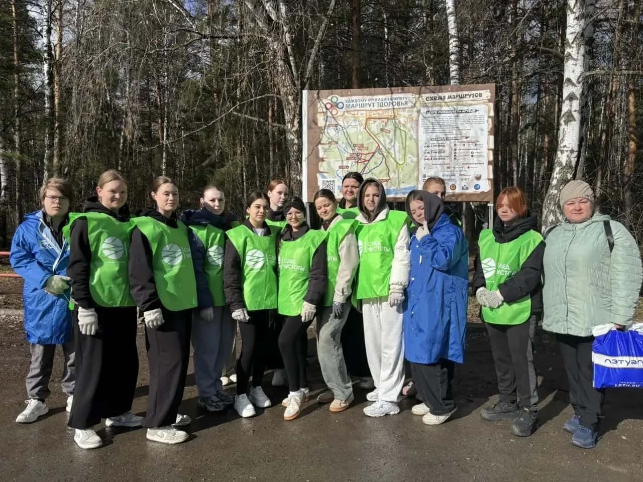 Студенты КУТТС и молодогвардейцы убрали береговую зону от Румба до Байновского моста