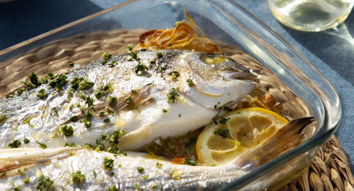 Просто замачиваю рыбу в обычном рассоле перед жаркой: вкус – как в дорогом ресторане, и ни намека на запах