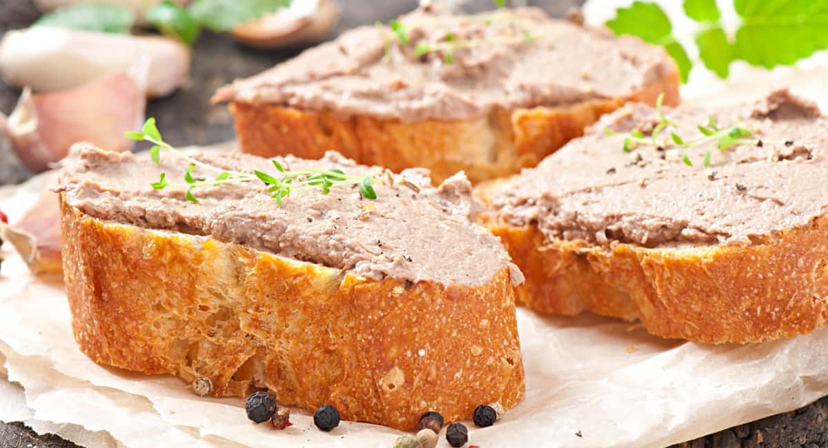 Разминаю шпроты вилкой – и тарелка вкуснющей намазки "Флотская" готова: даже гурманы пищат от удовольствия 