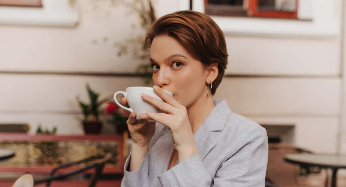 Пить кофе по утрам больше не модно: чем заменяют классический ритуал в 2026 году