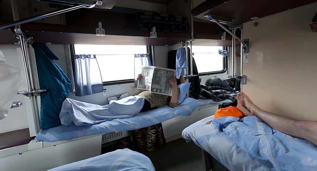 Вы мне мешаете, уберите свою книгу - заявила соседка по поезду. Не дома у себя все-таки