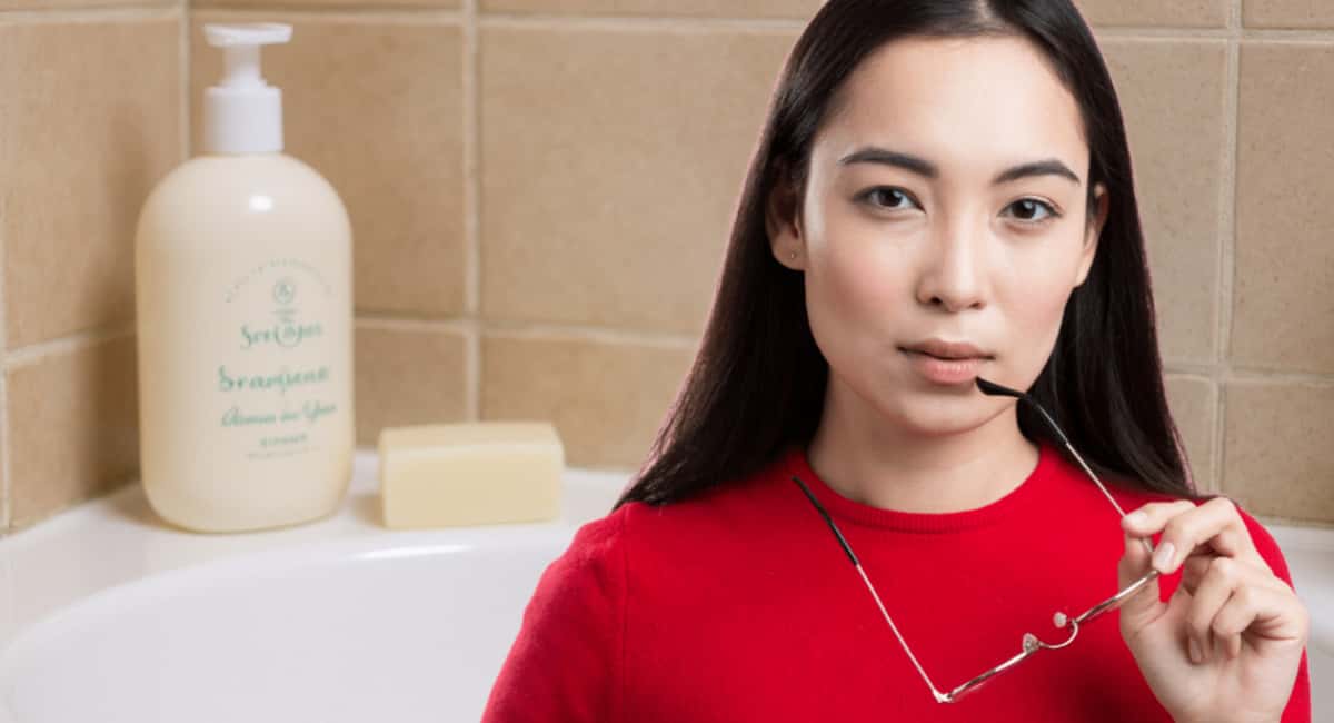 Просто беру мыло и даже старые затертые и мутные очки теперь как новые.  Не зря китайцы всегда так делают