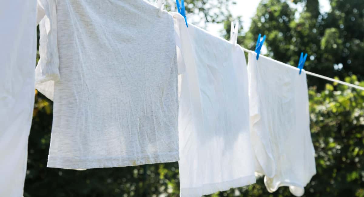 Стакан при стирке — и вещи кипельно-белые: прачка замешивает в стиралку вместе с порошком это дешевое средство