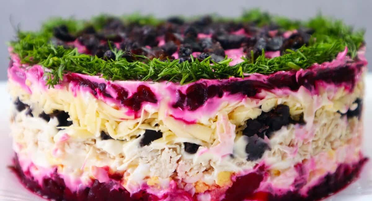 Винегрет теперь в пролете: сытный и вкусный салат со свеклой — у гостей только за ушами пищит от удовольствия