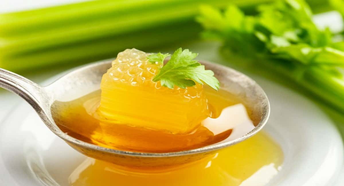 Если вам 45-70 лет: 1 чайная ложка каждый день поможет сохранить ясность ума и еще 4 рекомендации академика Микулина