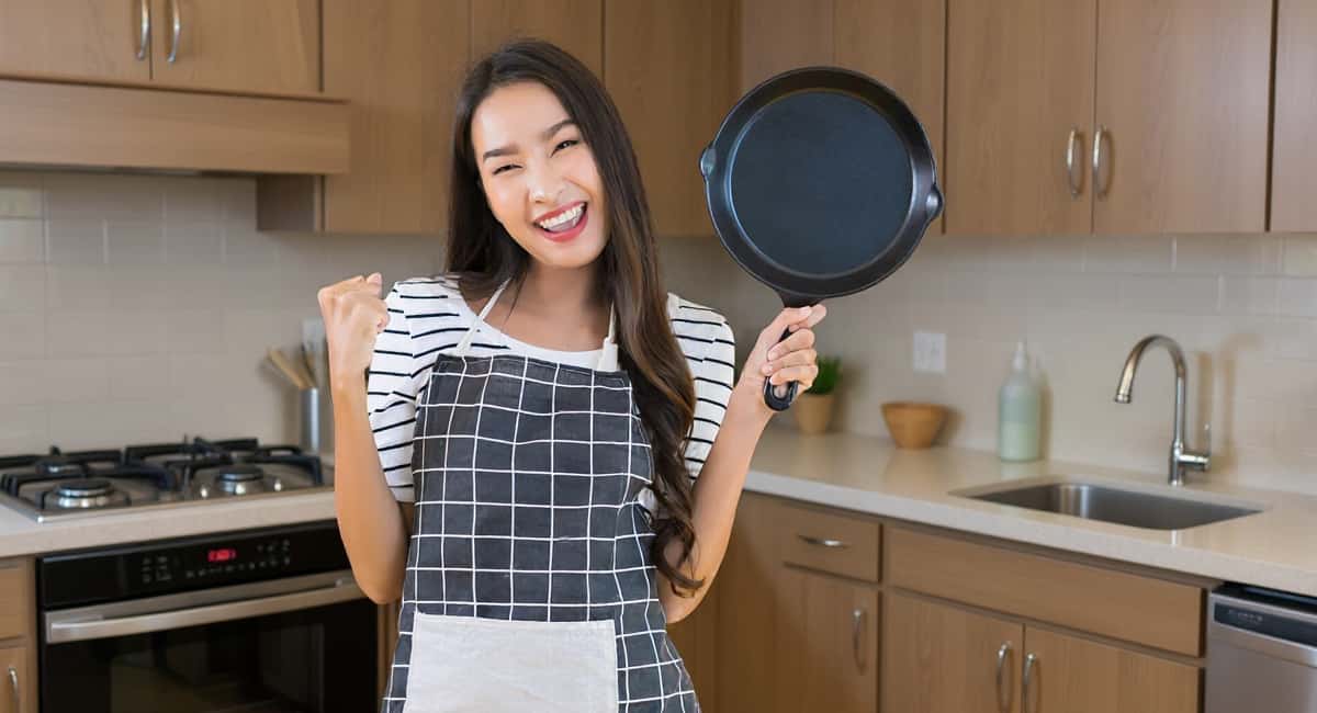 Китайские хозяйки не моют сковороды химией: берут соль и через минуту она сияет как новая