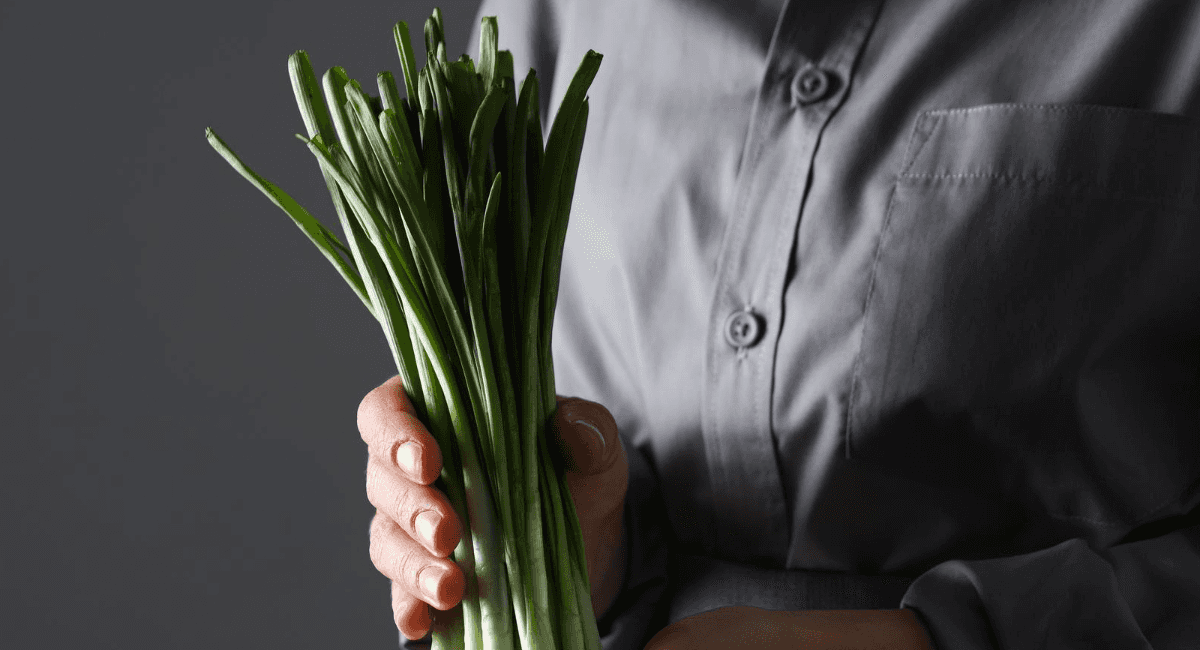 Почему у китайцев на кухне всегда висит пучок зеленого лука: не только для еды