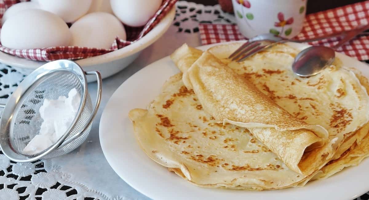 Пеку блины не как все, а с сыром и ветчиной — даже холодными улетают на ура: рецепт на завтрак и перекус