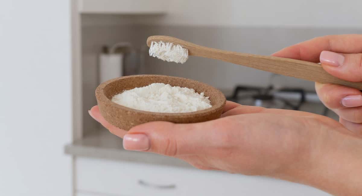 Ушлые хозяйки смешивают зубную пасту с уксусом и бед не знают — вот для чего это нужно