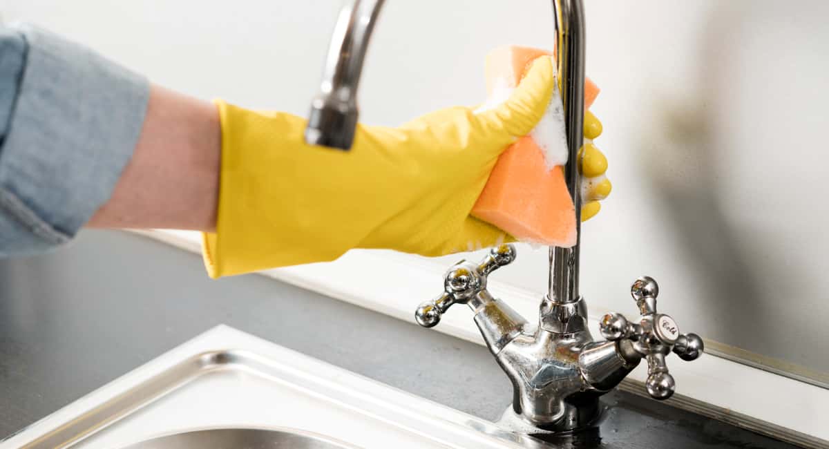Этот продукт с кухни отполирует краны до зеркального блеска за 1 минуту