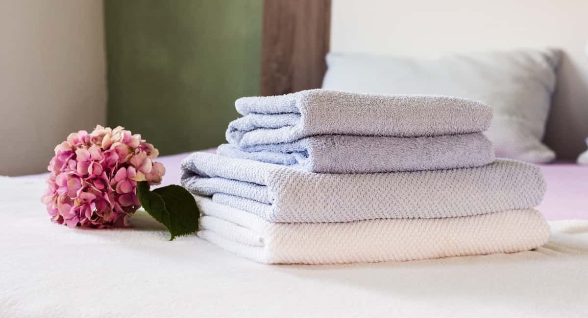 Перестала стирать кухонные полотенца «как все»: вот как чищу их за 7 минут в пакете — как новые и приятно пахнут
