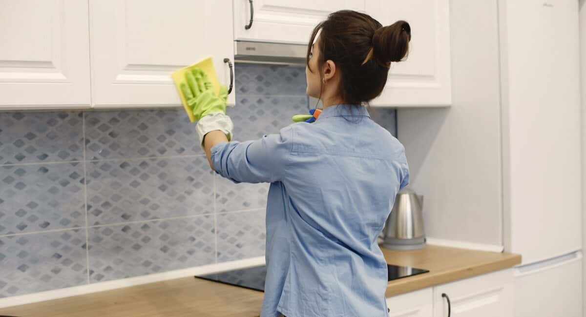 Жир с кухонных шкафчиков стечет сам - будто его и не было: не трем и не мучаемся