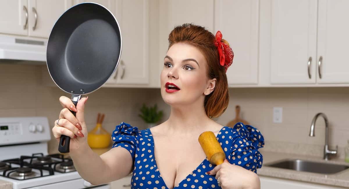 Кладу сковороду в полиэтиленовый пакет, нагар отлетает в миг, больше ничего не прилипает — любуюсь отражением