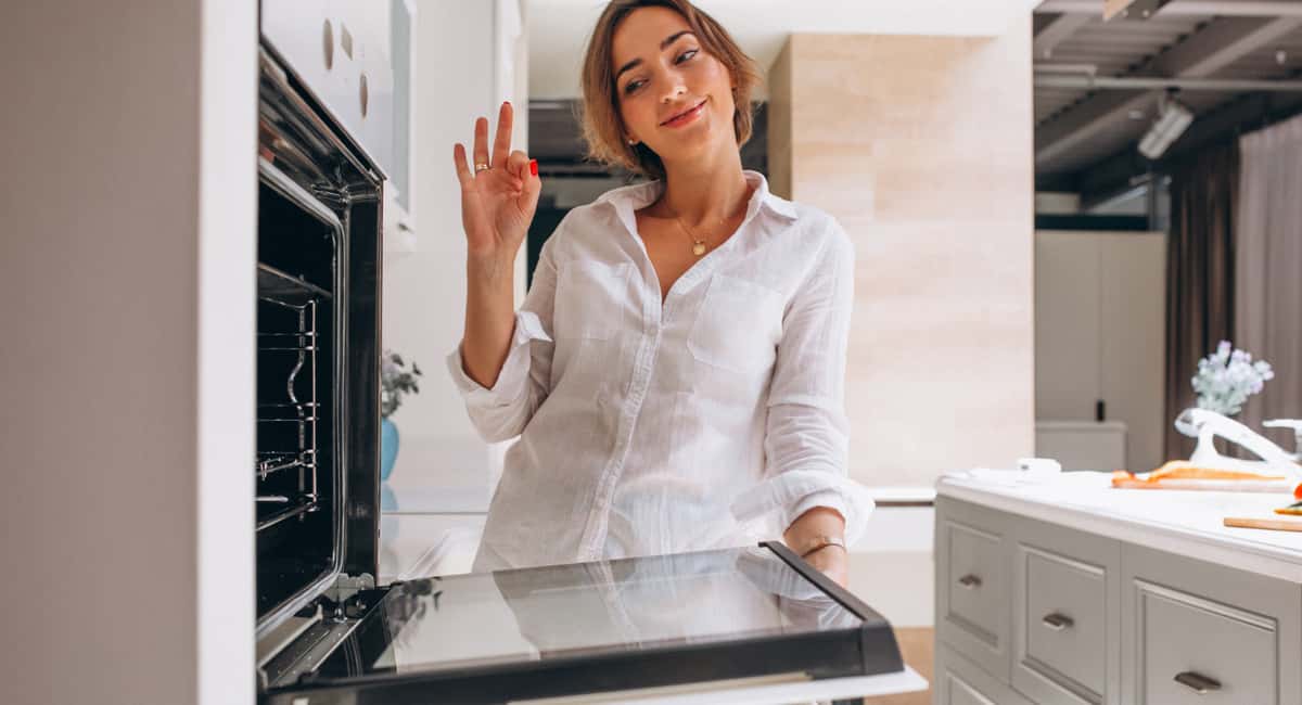 3 ложки в воду — и духовка стала чище новой: от липкого жира и нагара не осталось и следа — сияет как на праздник