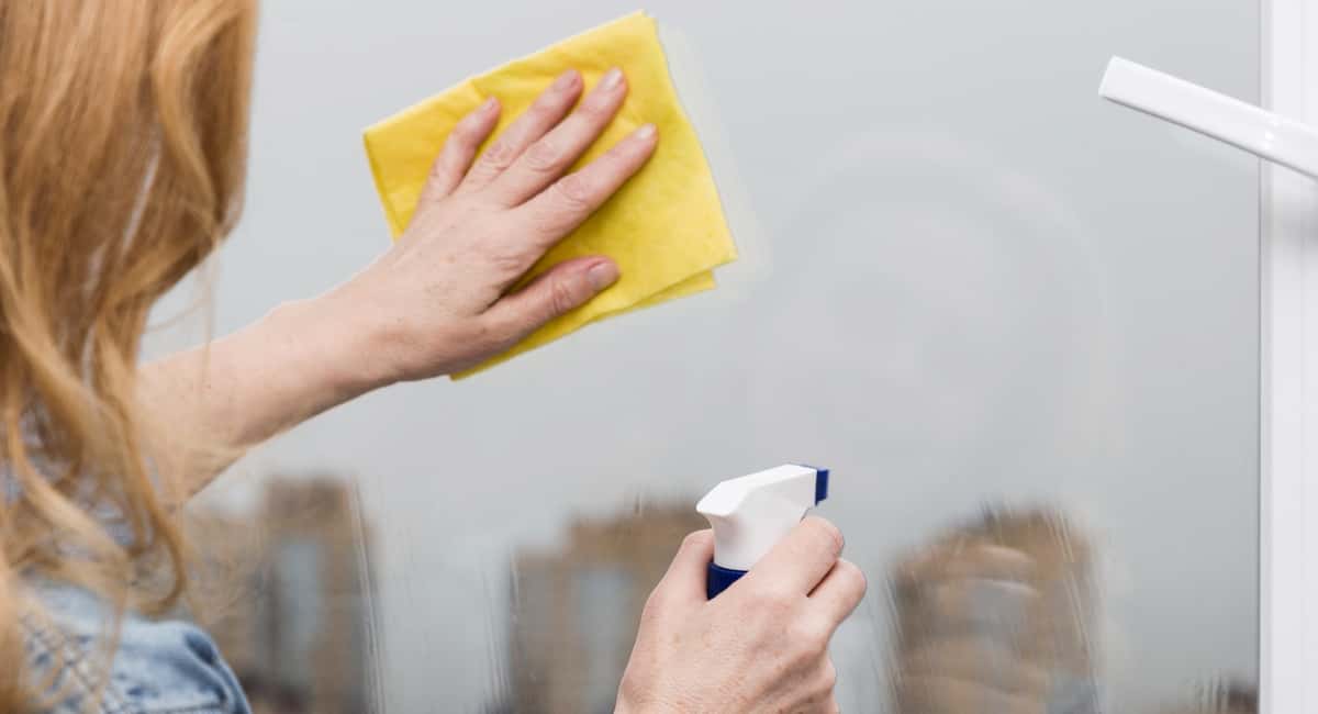 Одна чайная ложка — и окна не трогаю до глубокой осени: копеечный трюк для ленивых