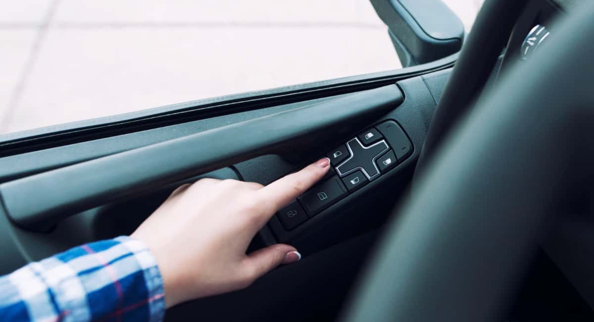 Водителям рассказали, какая функция активируется, если зажать 2 кнопки стеклоподъемников в авто
