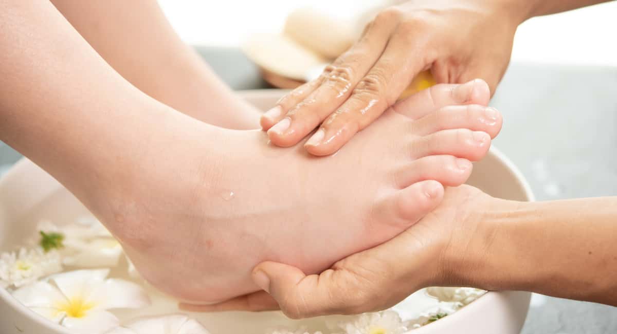 1 ложка "золотой" смеси — и пятки как у младенца: простой эффект салонного педикюра за копейки