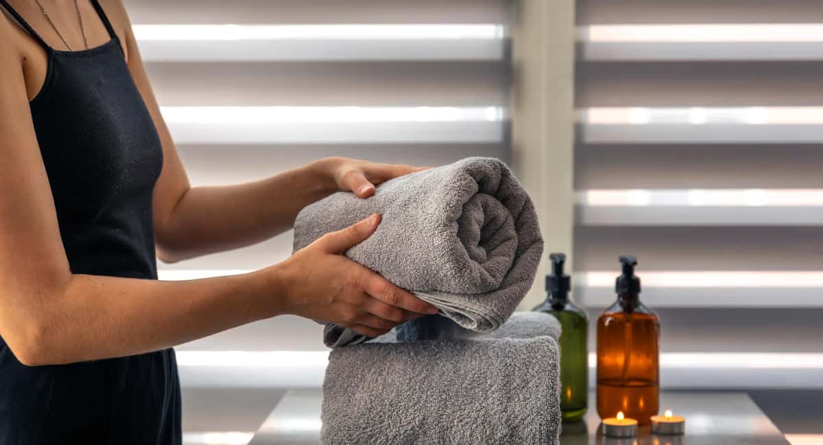 Смешиваем 1 стакан и 100 мл с водой - и заливаем в отсек: полотенца нежнее шелка, а аромат дорогого парфюма