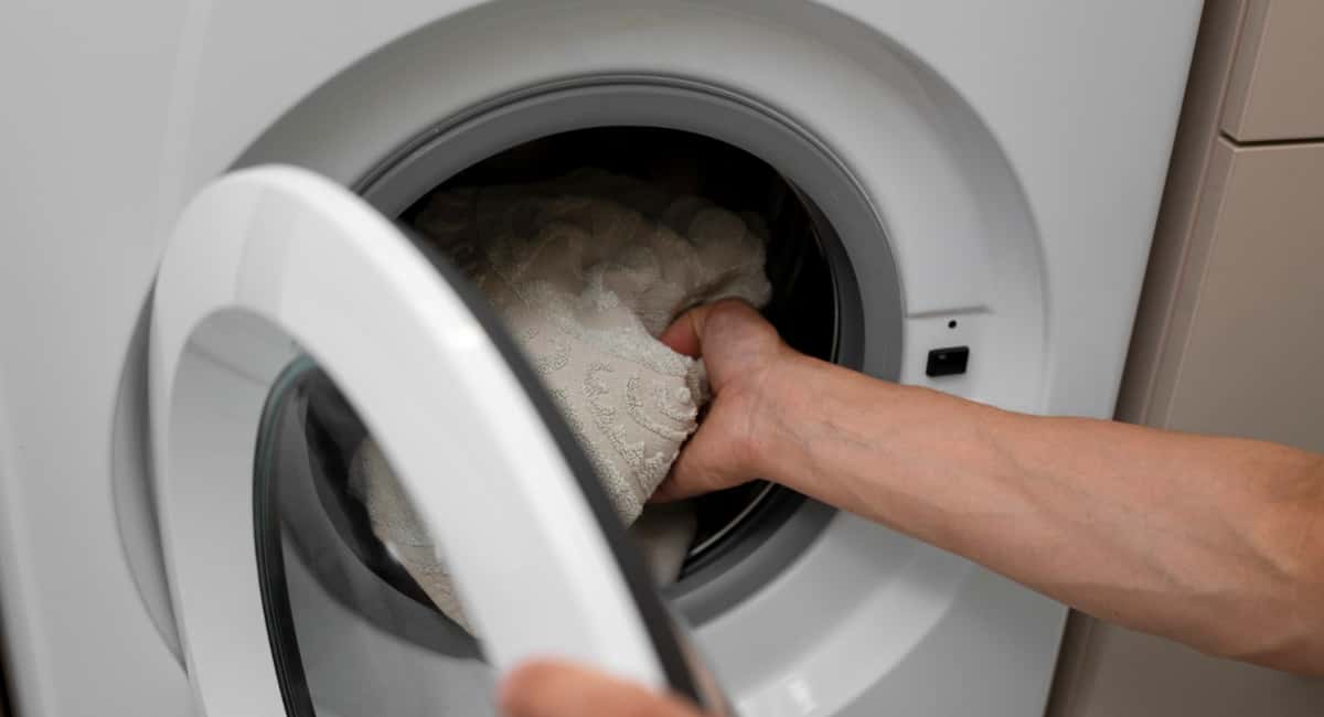 Кидаю в стиралку старую тряпку — и ворс на одежде исчезает навсегда: липкие ролики больше не покупаю