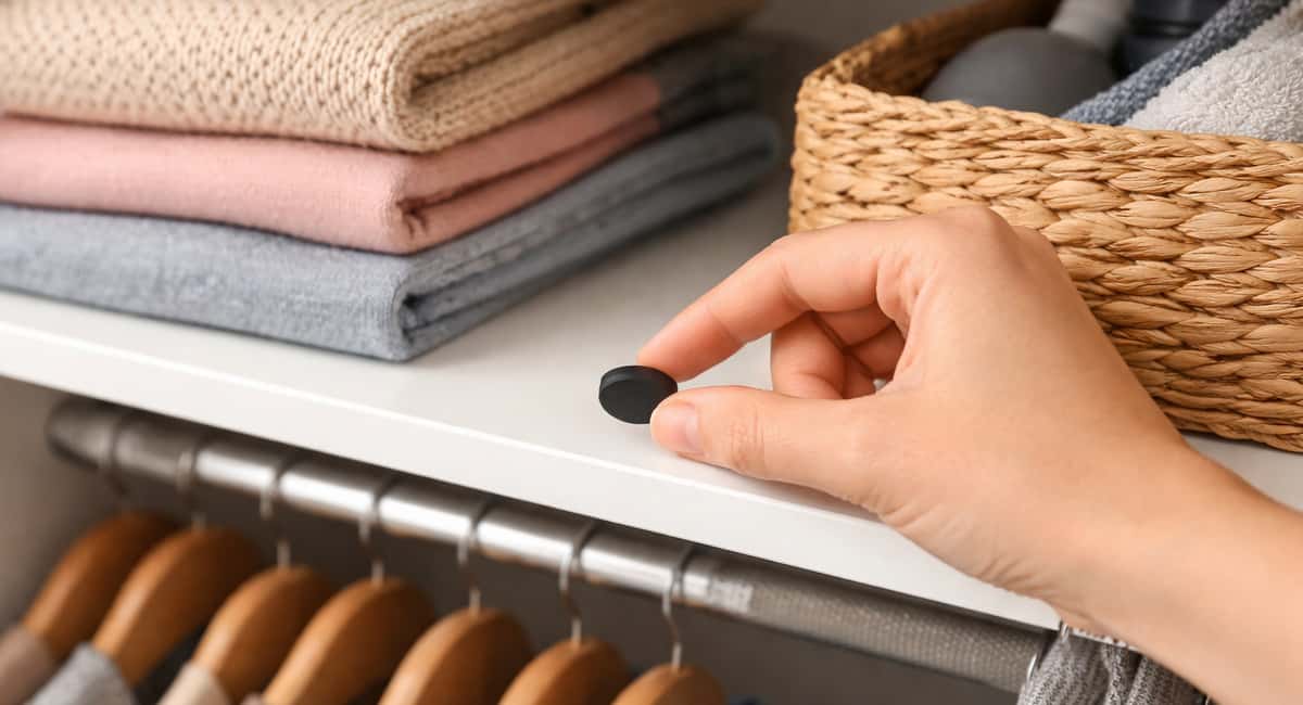 Кладу 1 таблетку на полку в шкаф — и белье благоухает, как райский сад: никакого кислого душка