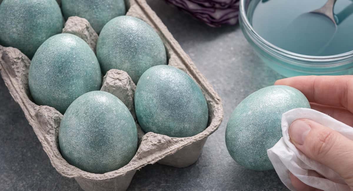 Зелень не нужна: крашу яйца в этот настой — получается оттенок мяты с серебристым отливом
