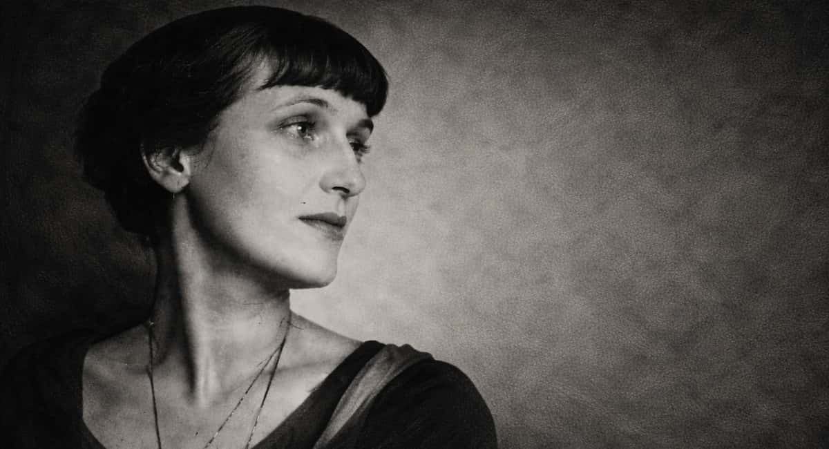 Почему мы жалеем о прошлом: пронзительное стихотворение Анны Ахматовой, которое исцеляет душу