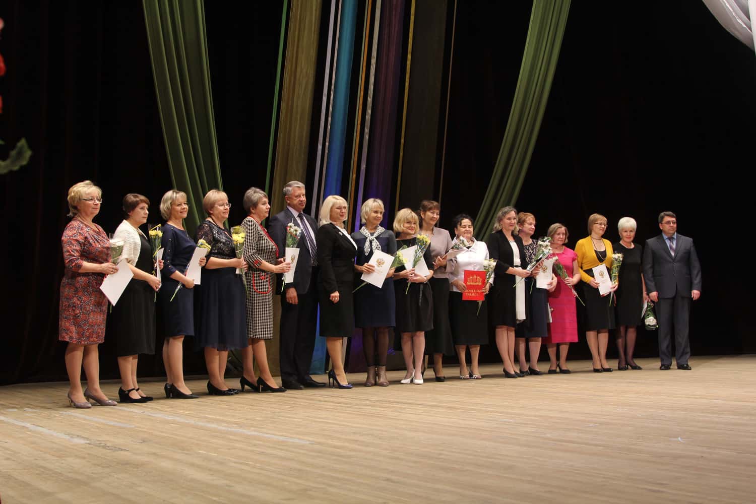 Мэр Каменска-Уральского поздравил педагогов с Днем учителя: «Вы их не бросите, поучаствуете в их жизни и сделаете все для успешной судьбы»