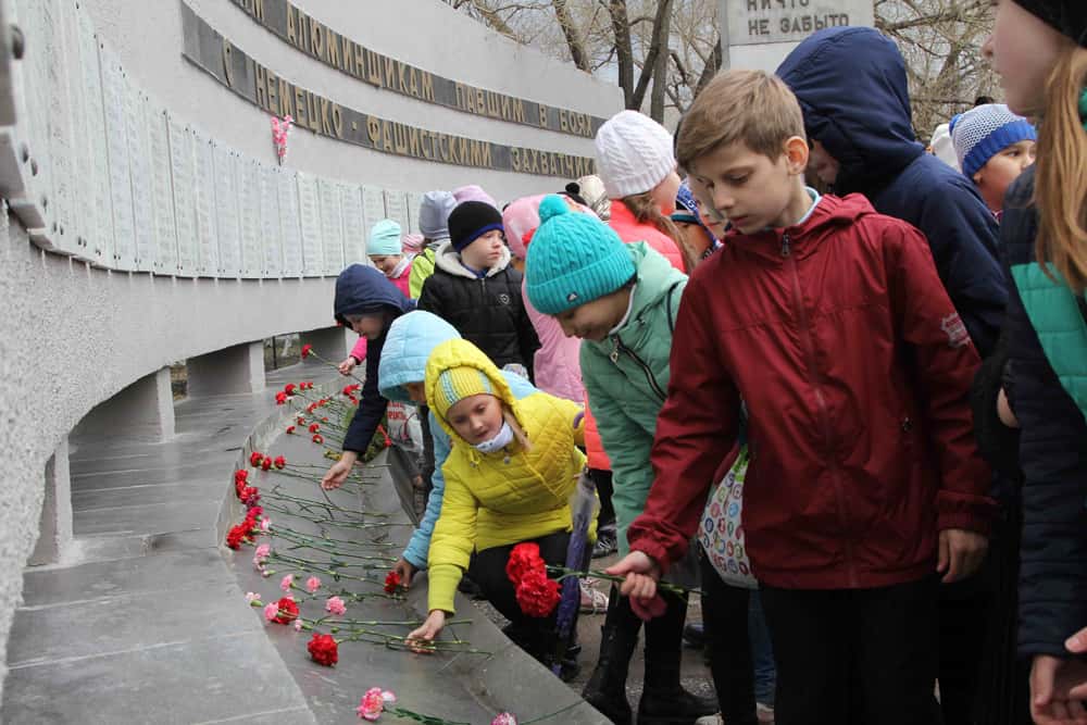 По Каменску-Уральском и району прокатилась волна митингов – под звуки военных песен и стихов собравшиеся вспоминали предков-фронтовиков