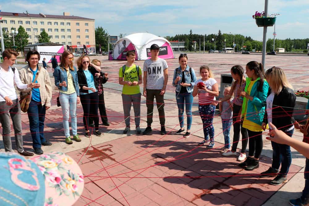 От фонтана «Одуванчик» к Разгуляевскому парку прогулялась молодежь Каменска-Уральского. В ходе квеста отвечали на вопросы об истории города