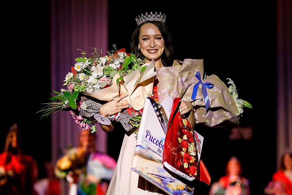 Ей 21 год, она активная, спортивная да еще и в компьютерах разбирается: стало известно, кто из 14 красавиц получил титул «Мисс Каменск»