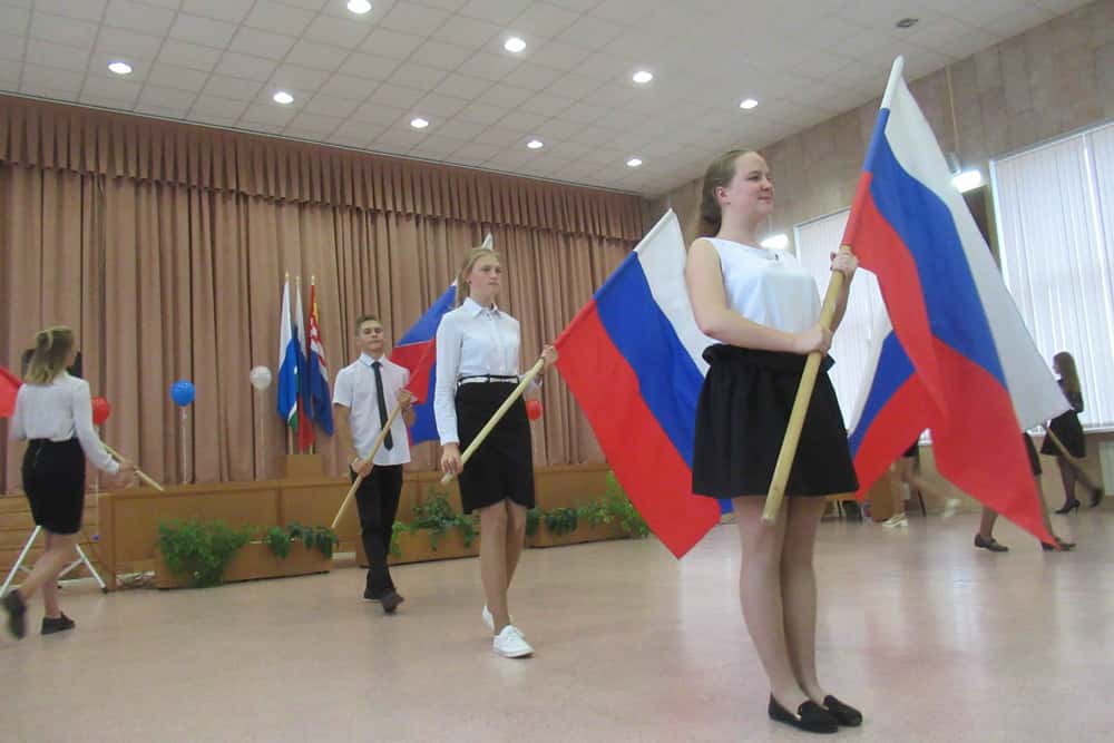 Об эмоциях рассказали их глаза и лица. В день российского флага десятки молодых людей в Каменске-Уральском получили свои первые паспорта