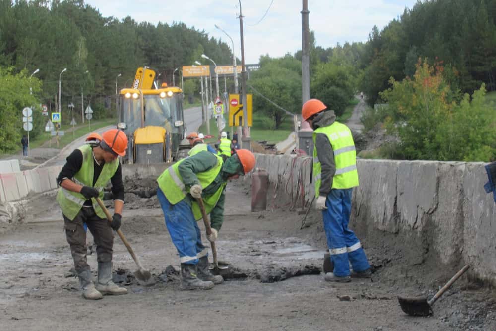 Все то же самое только на второй полосе: рабочие «раздевают» Байновский мост в Каменске-Уральском до скелета, чтобы продолжить реконструкцию