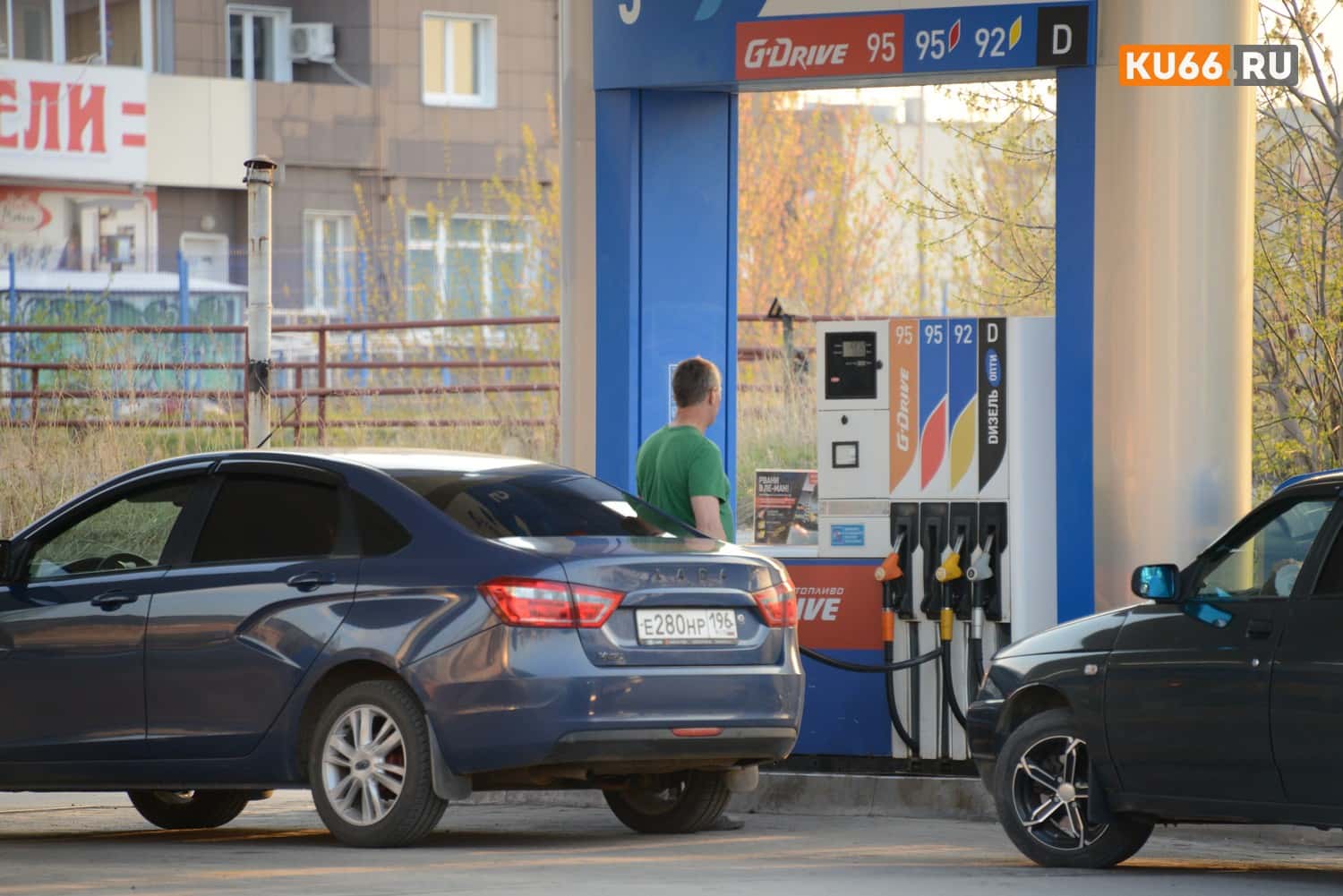 Правительство России сдерживает цены на бензин, но АЗС все равно заработают на вас. Топ-5 новых уловок заправщиков, как обмануть водителей