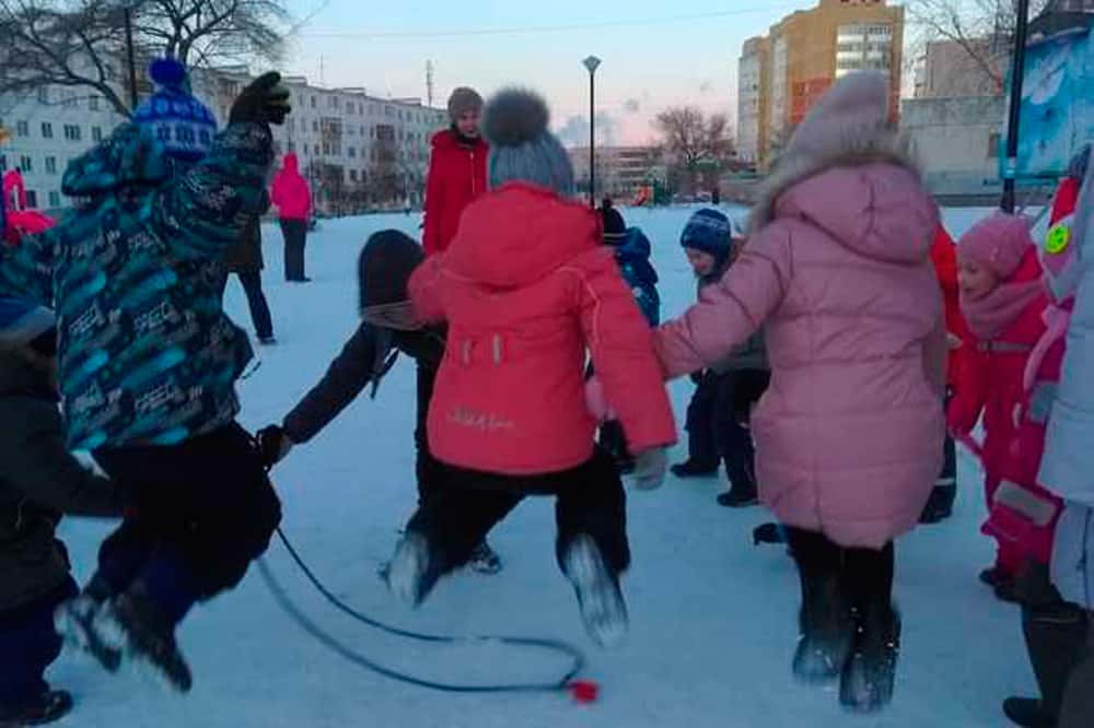 Старые добрые дворовые игры: школьники и детсадовцы с родителями собрались в сквере Тимирязева в Каменске. Ребята: «Здесь классно...»