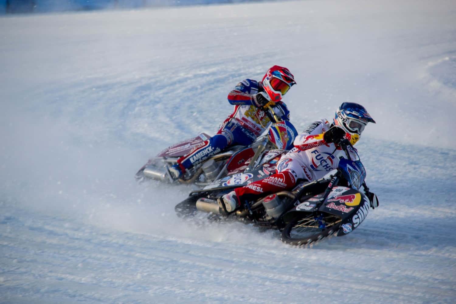 Ну, понеслось! Жаркие заезды в морозный день: в Каменске-Уральском стартовал Личный Чемпионат России. Следим за происходящим в режиме онлайн