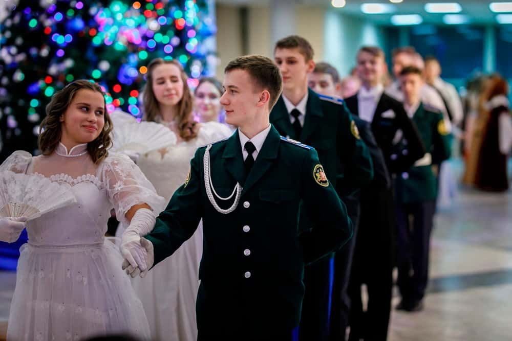 Все как полагается: платья в пол, перчатки, ленты, фраки. Каменские старшеклассники побывали на балу в духе XIX века. Как это было?