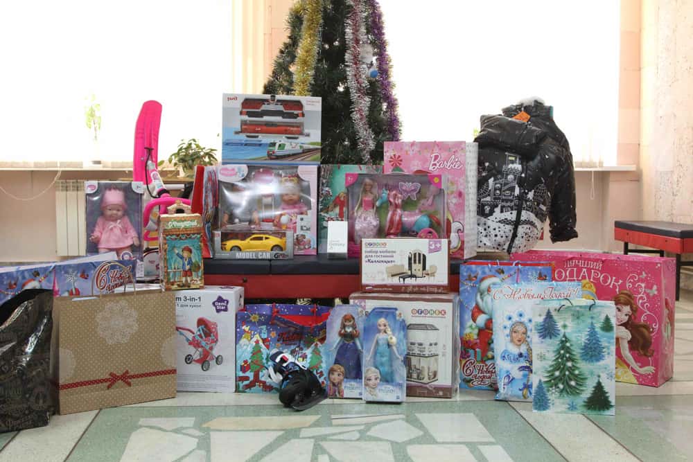 В эти дни Дед Мороз, Снегурочка и чиновники поздравляют с Новым годом детей, оставивших письма на елке желаний в мэрии Каменска-Уральского