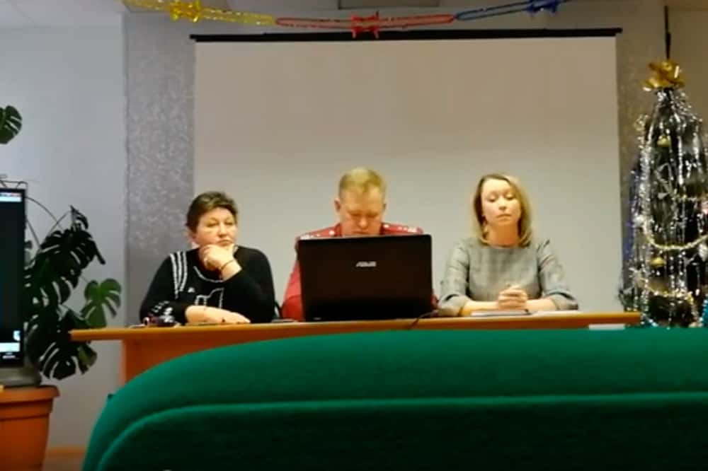 Снизошли до простых смертных? Медики Каменска-Уральского решили поговорить с родителями школьников о прививках на понятном тем языке