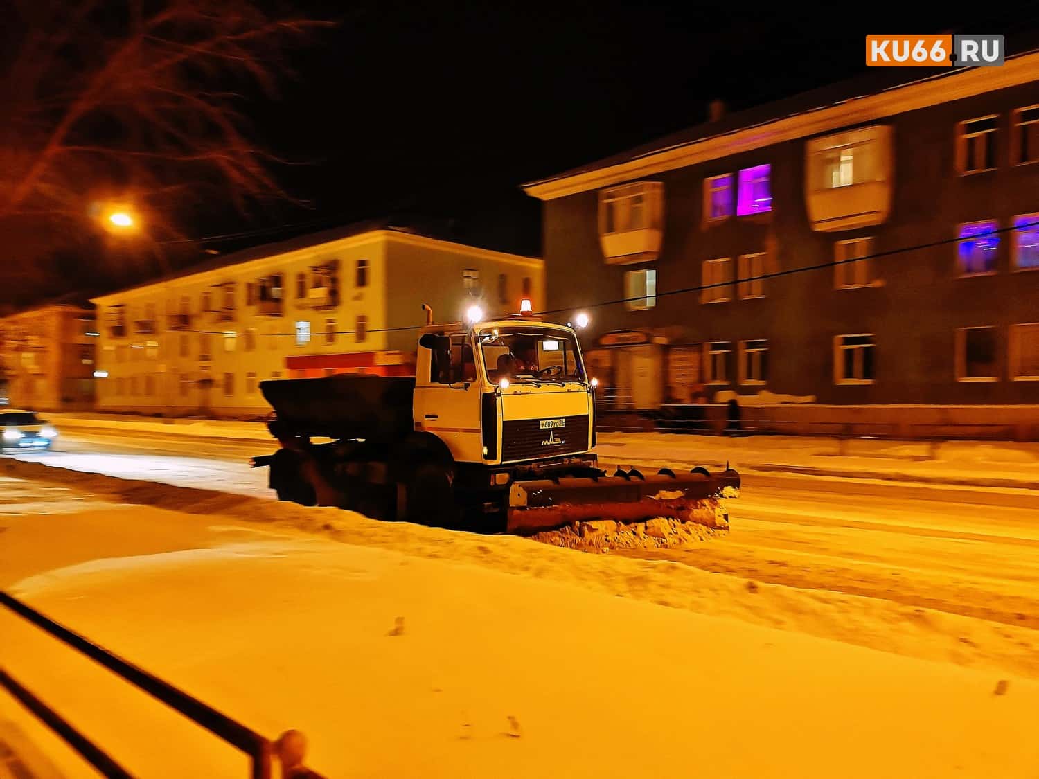 В Каменск-Уральский идут снегопады. Вице-мэр Гераскин на оперативке с коммунальщиками: «Обеспечить уборку улиц, тротуаров и парковок!»