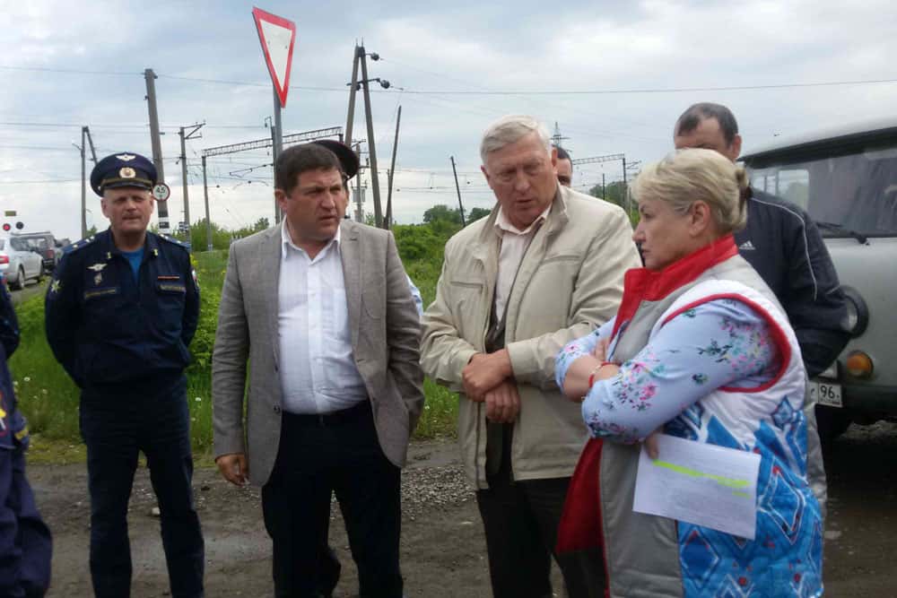 Вице-мэр Гераскин приехал к железнодорожному переезду на 100 км в Каменске и признал: у горожан во время ремонта возникнут проблемы
