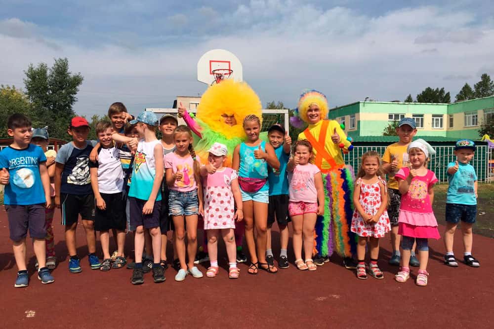 «Берегите комфорт». Артисты городских ДК поздравляли жильцов дома по ул. 4 Пятилетки с… 36-летием двора, который нынче преобразился!