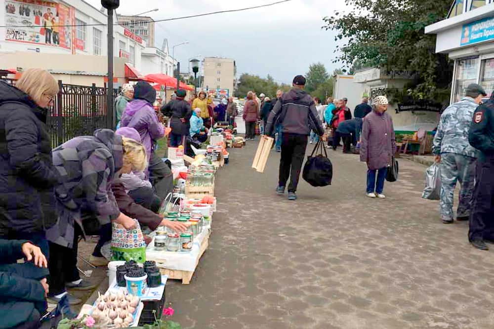 Власти Каменска-Уральского объявили войну дедушкам и бабушкам, которые торгуют помидорами и кабачками вне стационарных лотков на рынках