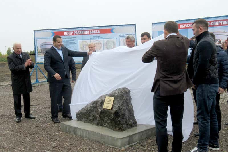 Не только для подготовки, но и для повышения квалификации: губернатор, мэр и генсек дали старт строительству Центра бокса в Каменске