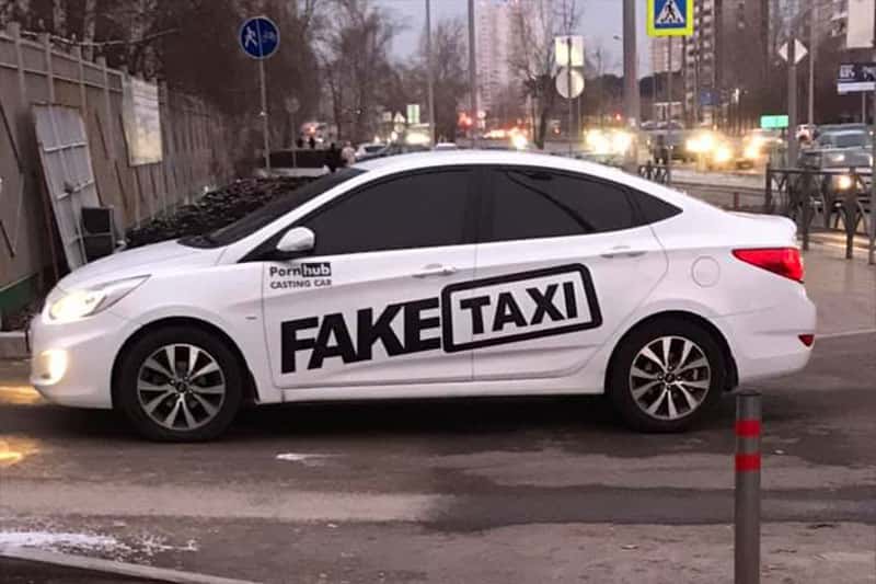По Екатеринбургу ездит Fake Taxi от PornHub. За услуги пассажирки расплачиваются сексуальными услугами