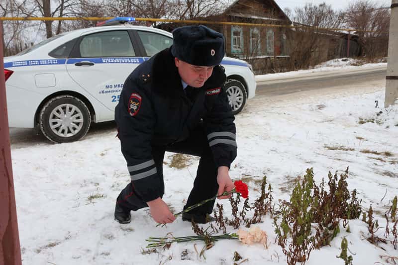 Одноклассницу, умершую после ДТП, почтили школьники — приехали в дер. Монастырка. В память о других погибших запустили в небо белые шары